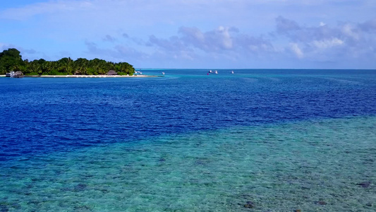 海浪附近以透明的水和白色沙滩背景航行的阳光明媚的松散视频