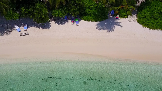 日落前浅海白沙背景异国海滨海滩之旅的温暖旅游视频