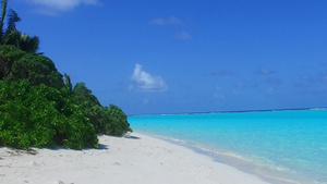 阳光明媚的豪华岛屿景色日出后由蓝色水海和白色沙滩进行12秒视频