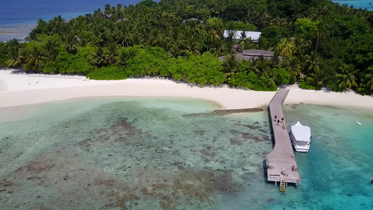 在阳光下有白色沙子背景的蓝海中海洋海湾海滩度假的温暖视频