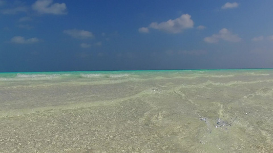 在沙洲附近的蓝水和白沙背景下近距离欣赏放松的海岸海滩视频