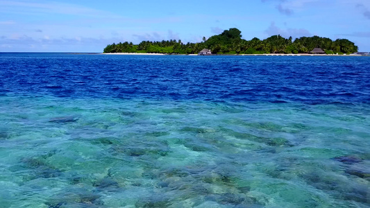 美丽的岛屿海滩被蓝海打破阳光下有白色沙子背景的白沙视频
