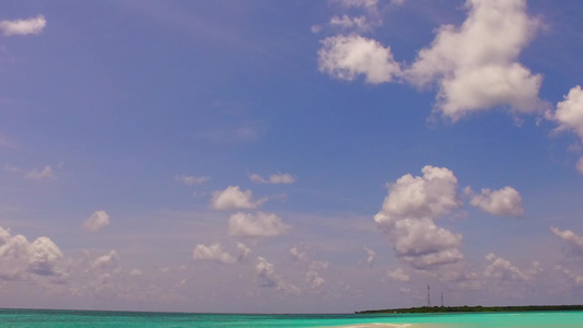 蓝环礁棕榈附近有白色沙子背景的蓝环礁岩从广角抽取天堂视频