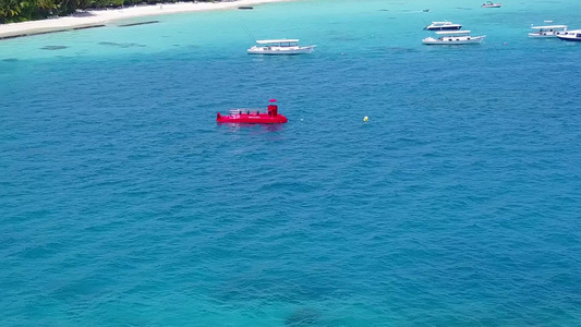 阳光明媚的热带海岸海滩假日由蓝水和接近冲浪的白色沙滩视频