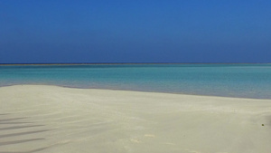 蔚蓝的大海和冲浪附近的白色沙滩背景田园诗般的旅游海滩12秒视频