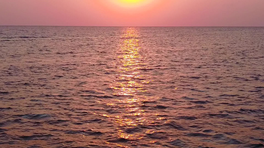 豪华岛屿海滩的宽角全景沿蓝海旅行在沙滩附近有白沙背景视频