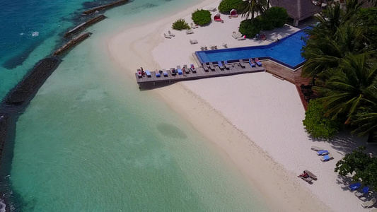 以清水冲浪附近白沙底背景的清水打破海滨海滩的温暖风景视频