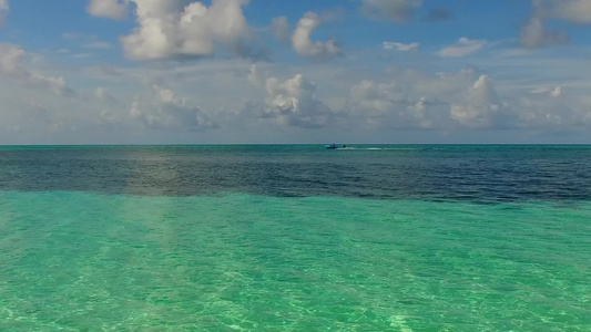 蓝海和靠近度假胜地的白沙底背景放松环礁湖海滩假日的视频