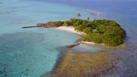 沙滩附近的浅环礁湖和白沙本背景的完美岛屿海滩度假夏季视频