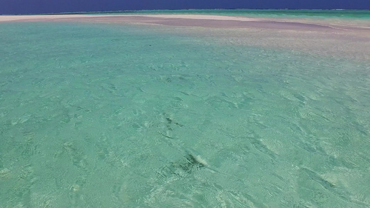 天气晴朗的奇异岛屿海滩景象在海浪附近有白色沙沙背景视频