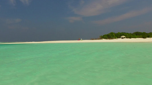 美丽的环礁湖海滩时间的浪漫海洋景色由日落前有白沙背景视频