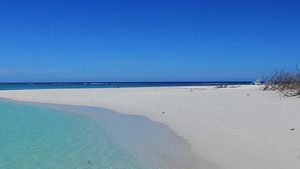 透过蓝绿海沙巴附近有明亮的沙滩背景呈现着海滩旅游生活12秒视频