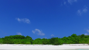 沙洲附近白沙背景的蓝色海洋放松海岸线海滩之旅的夏季12秒视频