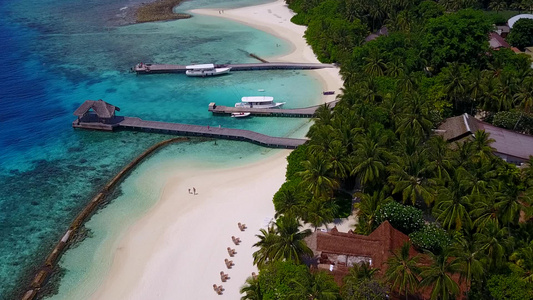 阳光明媚的海湾海滩断裂纹理由蓝海打破白沙背景在波浪视频