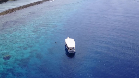 在沙洲附近有明亮的沙质背景的水蓝色海洋的异国旅游海滩视频