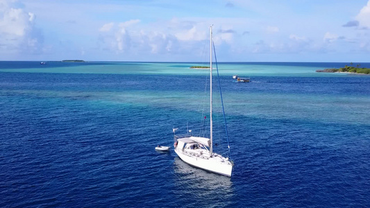 天堂度假村海滩之旅的阳光海景清澈的海洋和靠近海浪的视频