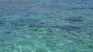 蓝色环礁湖和棕榈附近浅沙底的明蓝沙滩豪华海滩海滩假日10秒视频