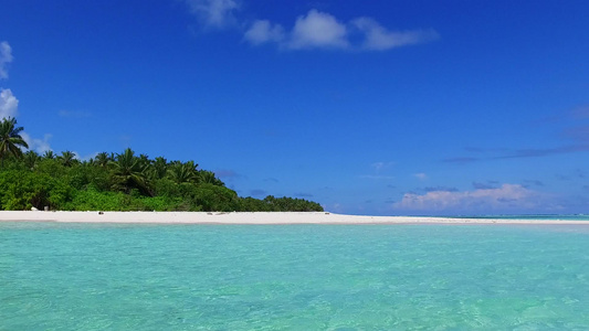 以蓝海和沙巴附近的白色沙滩为背景的蓝色海平面休闲海滩视频