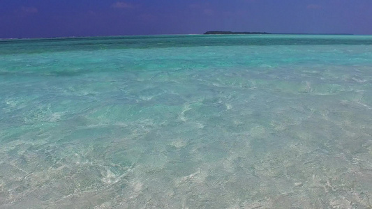 阳光明媚的天堂环礁湖海滩景象沿浅海旅行近度假胜地附近视频