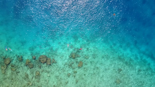 珊瑚礁附近透明的水和白色沙滩背景具有完美的海岸线海滩视频