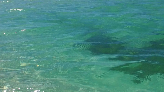 阳光明媚的海滨海滩之旅由绿绿海出游白沙背景接近度假胜地视频