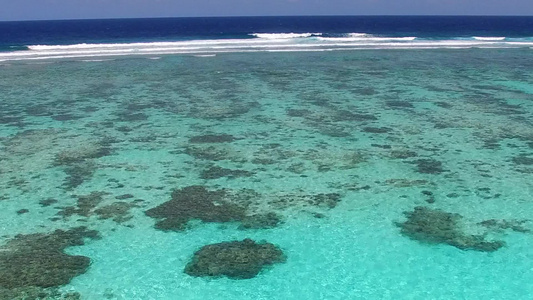 海滨海滩时光的宽角天空蓝色海洋与珊瑚礁附近白沙背景视频