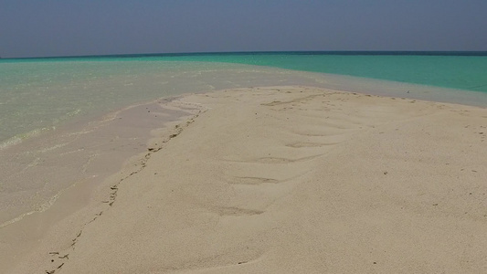 美丽的海岸海滩清空旅游以棕榈附近有白沙背景的蓝海冲破视频