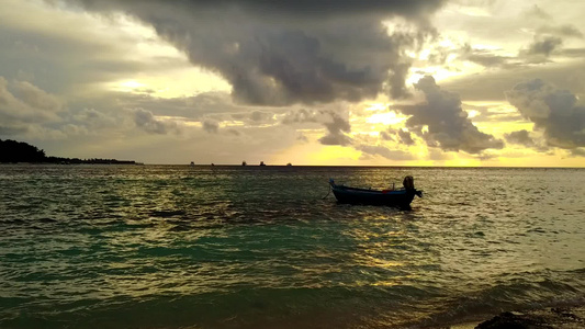 日落前沙地干净的蓝水豪华海岸海滩航行的空旷风景视频