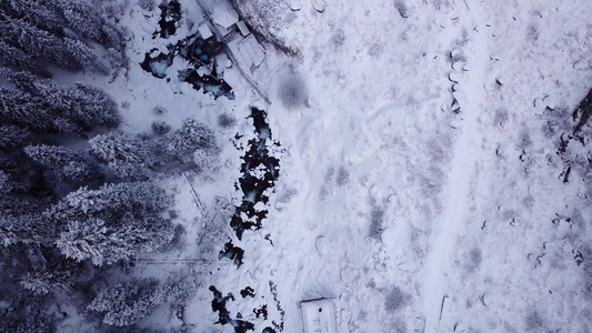 雪林和山丘的温泉视频