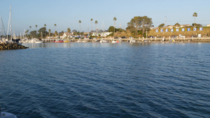 从帆船或游艇海滨港口美国加利福尼亚州的暑假看海水的21秒视频