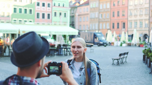 2名游客相互拍照13秒视频