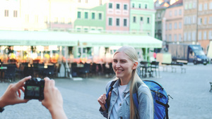 在市集广场上拍摄女游客照片18秒视频