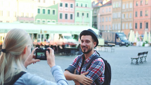 游客在历史市场广场上用照相摄影机拍摄13秒视频
