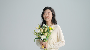 年轻女性抱着鲜花开心笑10秒视频