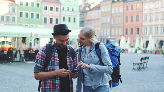 使用智能手机和欣赏美丽环境的一对夫妇旅游者视频
