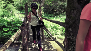 徒步旅行者在雨林丛林中的旧桥上远足8秒视频