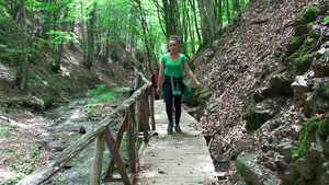 徒步旅行者在雨林中的旧桥上行走11秒视频