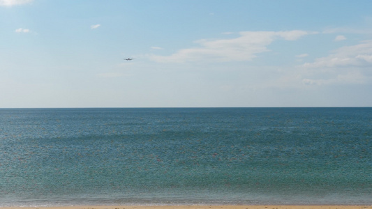 飞机从海洋上空接近视频