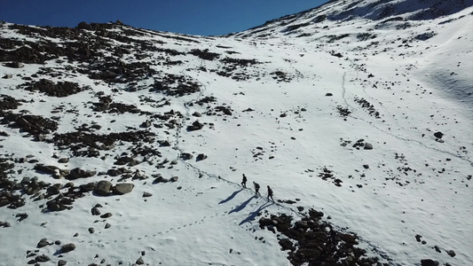 观光客沿山上的雪道行走视频
