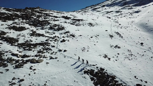 观光客沿山上的雪道行走8秒视频