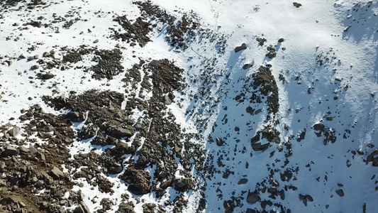 观光客沿山上的雪道行走视频