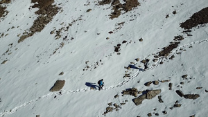 观光客沿山上的雪道行走20秒视频