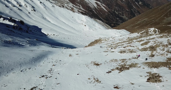 观光客沿山上的雪道行走视频