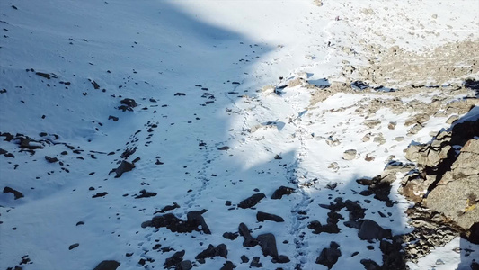 观光客沿山上的雪道行走视频