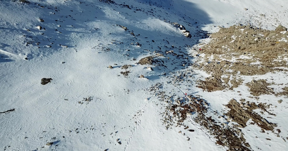 观光客沿山上的雪道行走视频