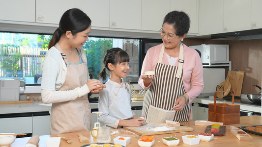 中秋团圆奶奶教孙女做月饼视频