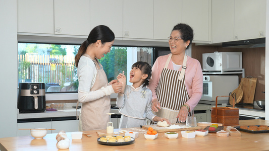 中秋团圆奶奶教孙女做月饼视频