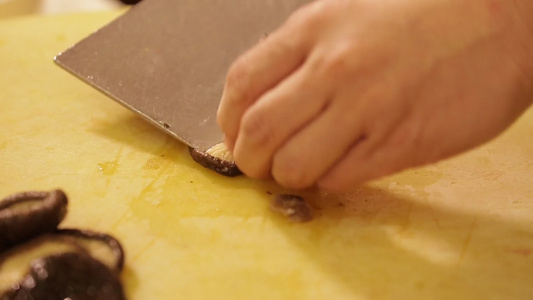 厨师切香菇视频