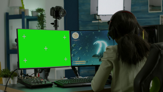 使用绿色模拟桌面桌面在计算机上玩游戏的非洲女性玩家视频