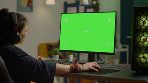 使用绿色模型的计算机玩游戏16秒视频